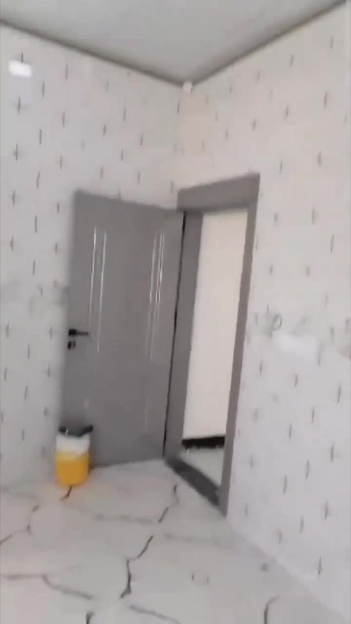 السلام عليكم بيت للبيع حي المستقبل مقابيل قاعت ليان 250 متر.....قريب ع شارع العام  بيت جاهز فول سيراميك سقف ثانوي  غرفتين نوم استقبال ربعه صحيات داخليه+ صحيات خارجيه خدمات مي+ كهرباء ومجاري.. السعر 53 بي مجال 
للاتصال ***********
