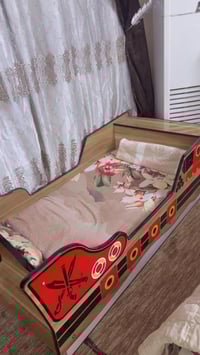 سرير اطفال • نظيف • استعمال قليل