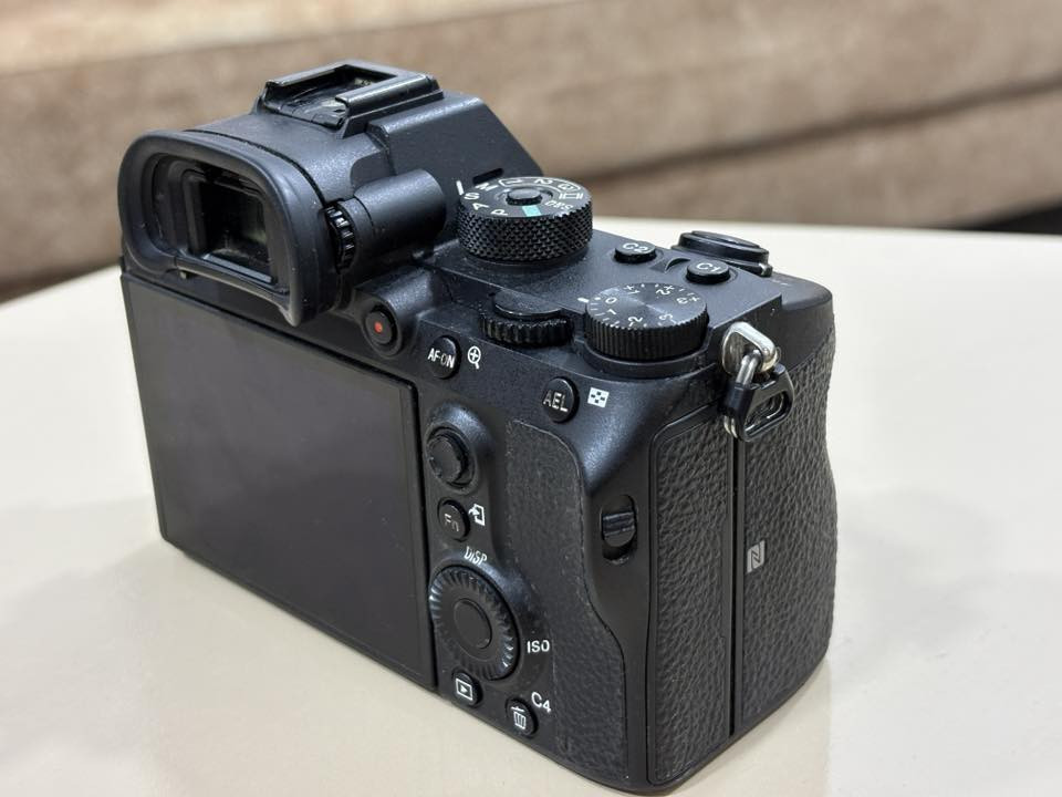 للبيع کاميرا سوني a7r iii 
نظافة 98‎%‎ 
عداد شتر 44k 
وياية بطارية بلادي وشاحنة بلادي وحزام بلادي  وكارتون 
بدون شخط 
سعر 11$ ورقة وبيها مجال
مكاني كركوك 
***********
