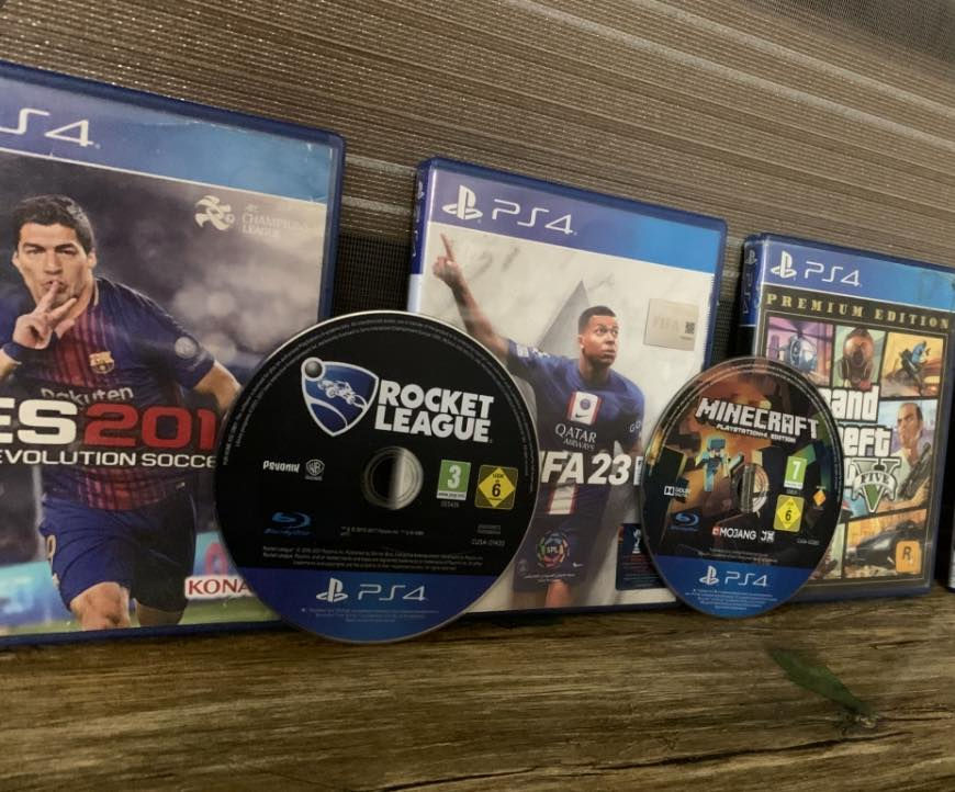 سلام عليكم شباب توفر عدنة : جهاز بلايستيشن فور 4 نضيف 100/100 مع إضافات 🎮
🔥 مواصفات الجهاز:

 • بلايستيشن 4 بسعة 500GB

 • 3 جويستيكات: 2 أصليين + 1 تجاري، جميعها شغالة 100%

 • كل جويستيك مع شاحن خاص به

 • الجهاز نظيف وما فيه أي عطل في الأقراص

🎮 الألعاب المرفقة:

 • GTA 5

 • PES 18

 • Rocket League

 • Minecraft

 • FIFA 23

💥 مميزات إضافية:

 • جهاز جديد ونظيف

 • تشغيل سلس لجميع الألعاب

 • مثالي للألعاب الجماعية والأونلاين

💰 السعر: [310 الف وبي مجال]

📍 المكان: [بغداد / السيدية ]

📞 للتواصل: [خاص / واتساب : ***********]

✨ لا تفوت الفرصة! جهاز كامل مع الألعاب والجويستيكات بحالة ممتازة! 🔥
