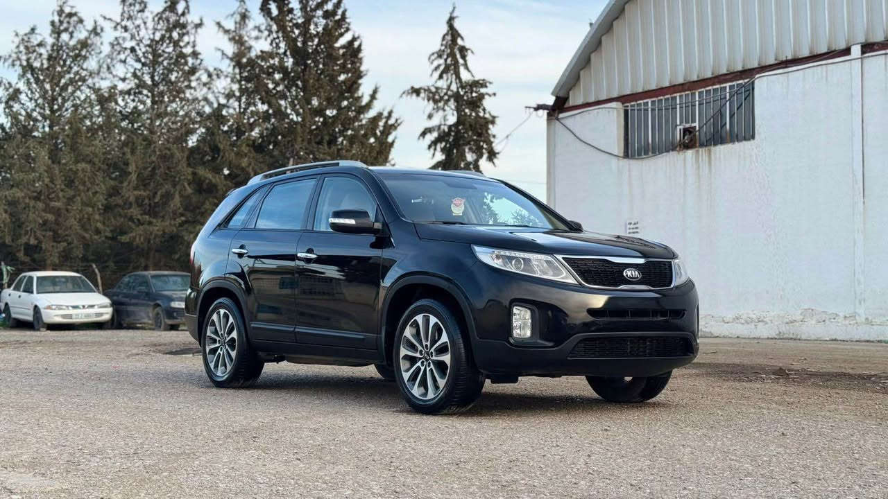 سلاو کیا سۆرینتۆ ٢٠١٥ بێ بۆیاخ 
سەتارەکە پاکو جوان و رێکو پێکە 
بەسمەیە. کوشن جلدە. کوشن کارەبایە. سێ ریز کوشنە. پەردەیە. حاسەیە. کامێرایە. مەکینە ٢.٤ گێرو مەکینەی نەکراوەتەوە. بێ بۆیاخە. ***********
خلیجییە رقم:***********
نرخ.١٥٢$ گەڵاو معامەلە السليمانية, العراق
