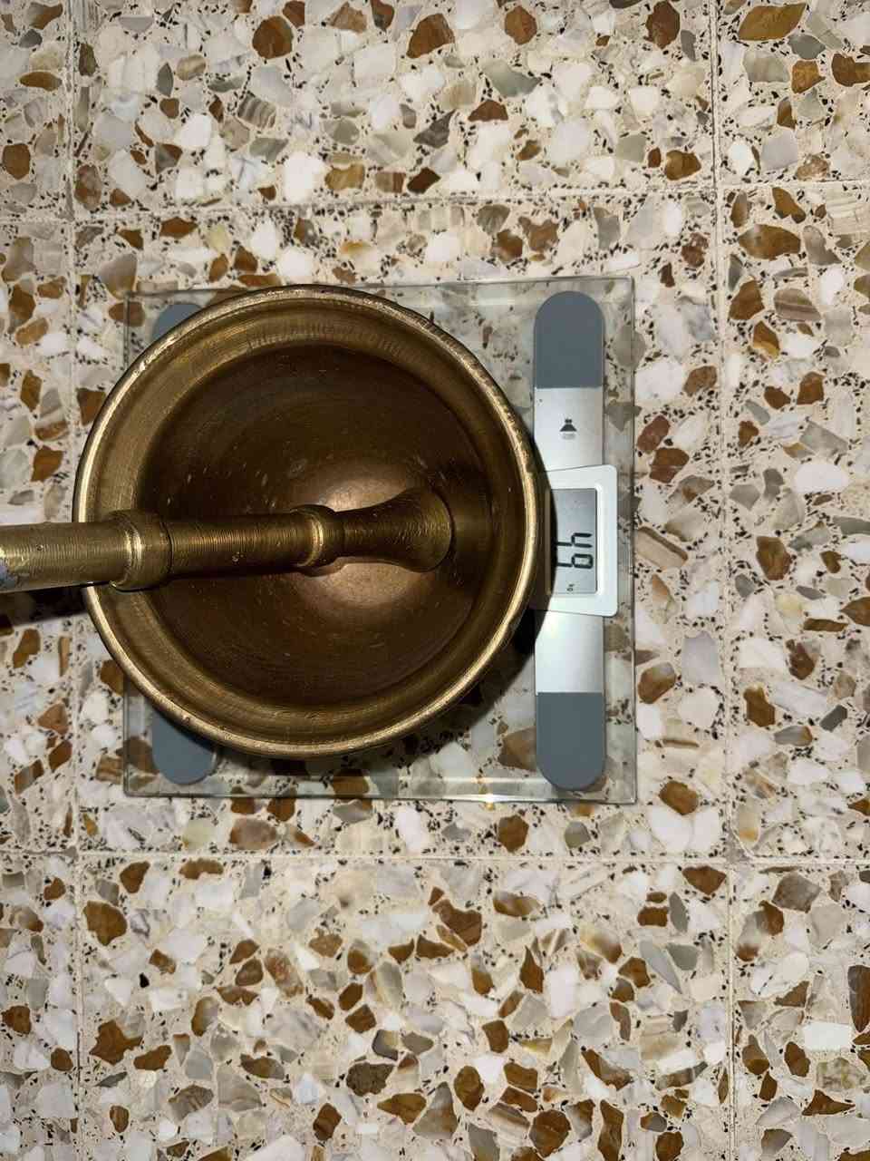 سلام عليكم
هاون للبيع قديم اصلي نضيف 
الوزن 5 كيلو 
الارتفاع 17 سانتيم 
العرض 18 سانتيم
السعر 130 وبي مجال بسيط 
للاستفسار ***********
