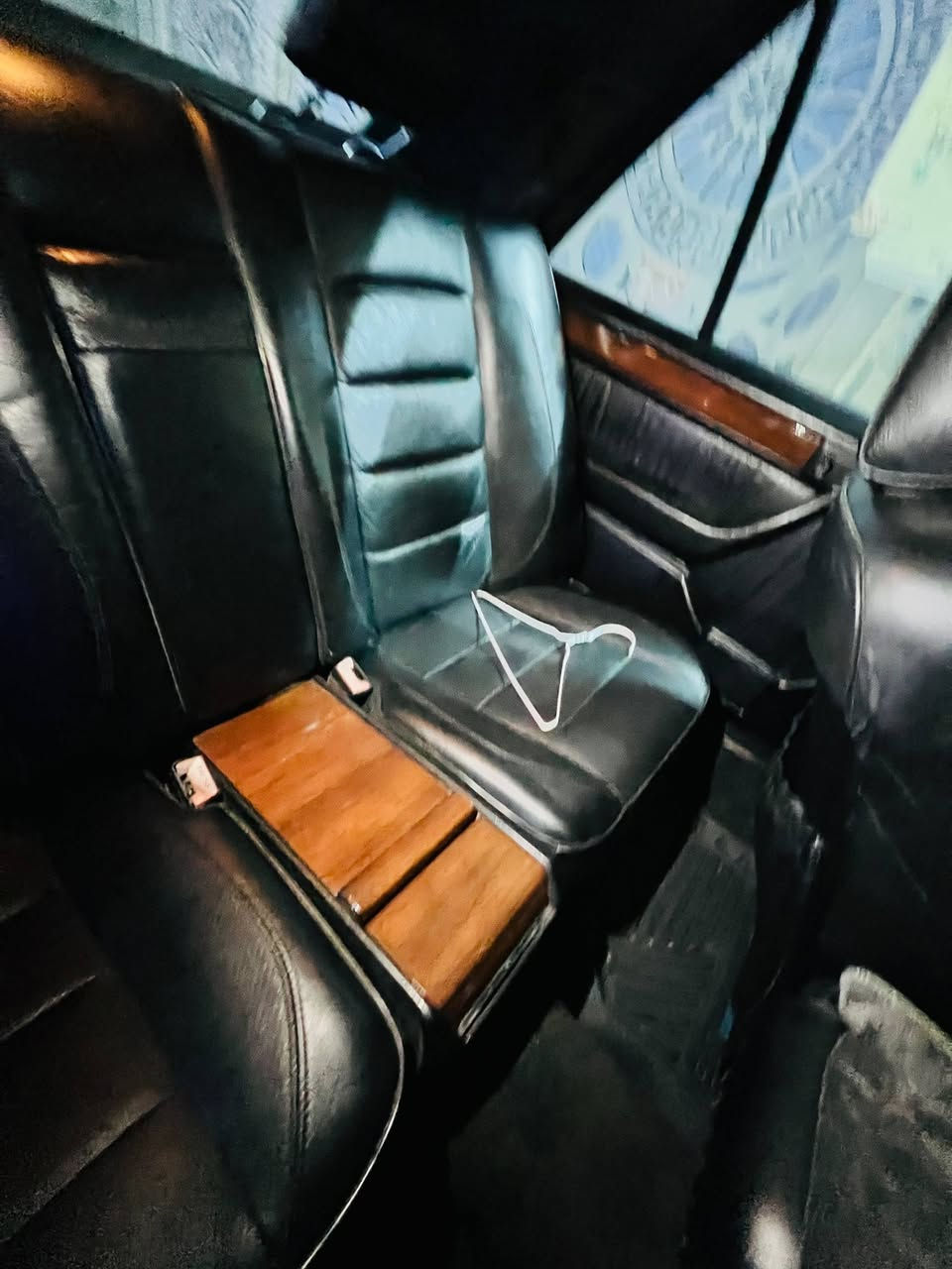 البيع سيارة مارسدس دب 300 ابلادي غرف جلد 
السيارة مصبوغه عام الجماليه موديل 90
كشنات منفصل امامي وخلفي
تخم داير جديد 
سنويه ابمسي 
السعر 80 وبيه مجال 
***********
