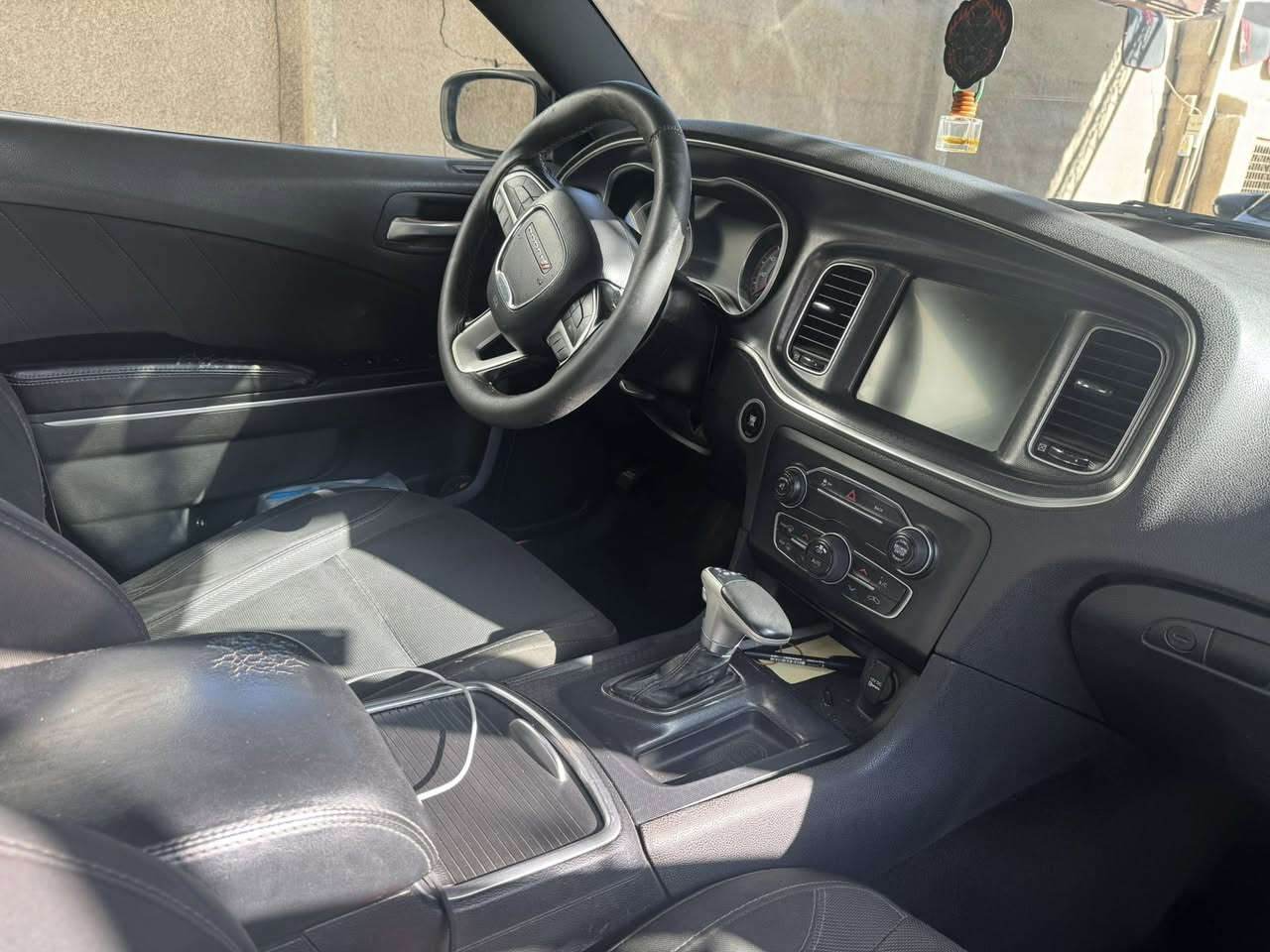 جارجر ٢٠١٦ سلفر مواصفات SXT 3600تو ويل رقم بغداد مشروع وطني للبيع فقط اعتذر عن المراوس
كلين مكفولة شاصي وايرباكات مبدل دعاميات للتحديث فقط بيها بارد بسيط بدون قطرة صبغ او تبديل وبيها كم رصعه مال حالوب بسيطه بالقماره ببغداد صار كير محرك مضبوطه مابيها شي نقصها بس جوزة دهن تتبدل ويطفى الچيك  صدر مبدل قبل ٣ اشهر مبرمجة كاملة بنزين عادي وتقليل صرف وحماوه وبيها ولف رايسنك اصلي بجم كبس شاشة جبيرة ويل ٢٠ اصلي مازدات ام اللد المتغير الوان وحركه ماشيه ١٠١ ميل السياره جاهزة وبأسمي صور السونار ورقم الشاصي مرفقة بالمنشور

رقم الهاتف *********** بغداد / العامرية

السعر ١٨٢٥٠$
