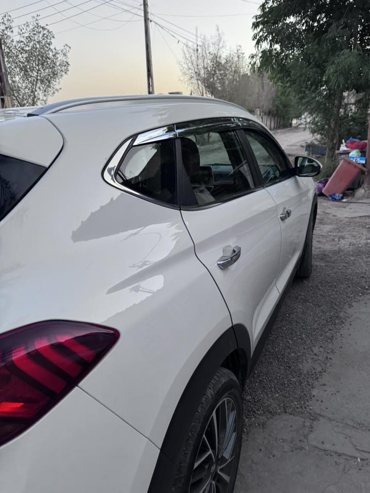 هيونداي توسان ابيض 2020 خليجي – وكالة الگاصد
المواصفات

محرك 2000 CC (DOHC)
محرك وكير مكفولة
عداد مسافة km 72,000 
فول مواصفات عدا البانوراما
5 عدسات لايت دوّار
5 ويل كب
ويل 18 كروم
كشنات جلد مشمشي قص بقلاوة
كشنات كهرباء
تبريد قطعتين
شاشة كبيرة
وكالة الكاصد
أبيض خليجي

السيارة مكفولة بدون اي  الصبغ 
عدا تصليح بسيط بالدعامسة فقط مرشوشة

رقم بغداد إنكليزي
سنوية جديدة الى 2030 باسمي

للاستفسار والسعر
*********** واتس اب او اتصال
أو مراسلة خاص
