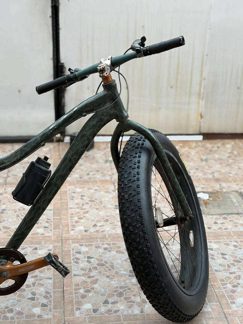 بايسكل جبلي قياس 26  Fat Bike ماركة كاصه مـטּ امريكا ب375$ وما مستخدم متروك تايرات جدد زنجيل جديد بي بداله ما اعرف شكم سرعه ناسي للبيع بب275الف وبي مجال بسيط اذا ما تفتهم بيهم ୪ تعبني رجائا عنواني البصره الجنينه قرب سوق الجنينه متواجد واتس ***********
