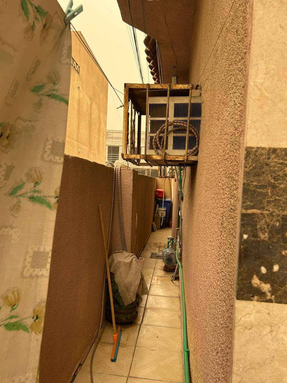 بيت للبيع البصرة الجبيلة شارع المصلحة بجانب دائرة المادة 140
* المساحة 100 م ركن على شارعين .
* بناء 2010 .
* طابقين 3 غرف مع حمامات عدد 2 وصالة ومطبخ وكراج و ترك حولي .
* حالة البناء جيدة جدا جاهز للسكن.
* ملك صرف بأسم المالك المباشر.
* يبعد عن الشارع العام 50م . 
التواصل مع صاحب العقار مباشرة
رقم الهاتف / واتس اب  ***********
