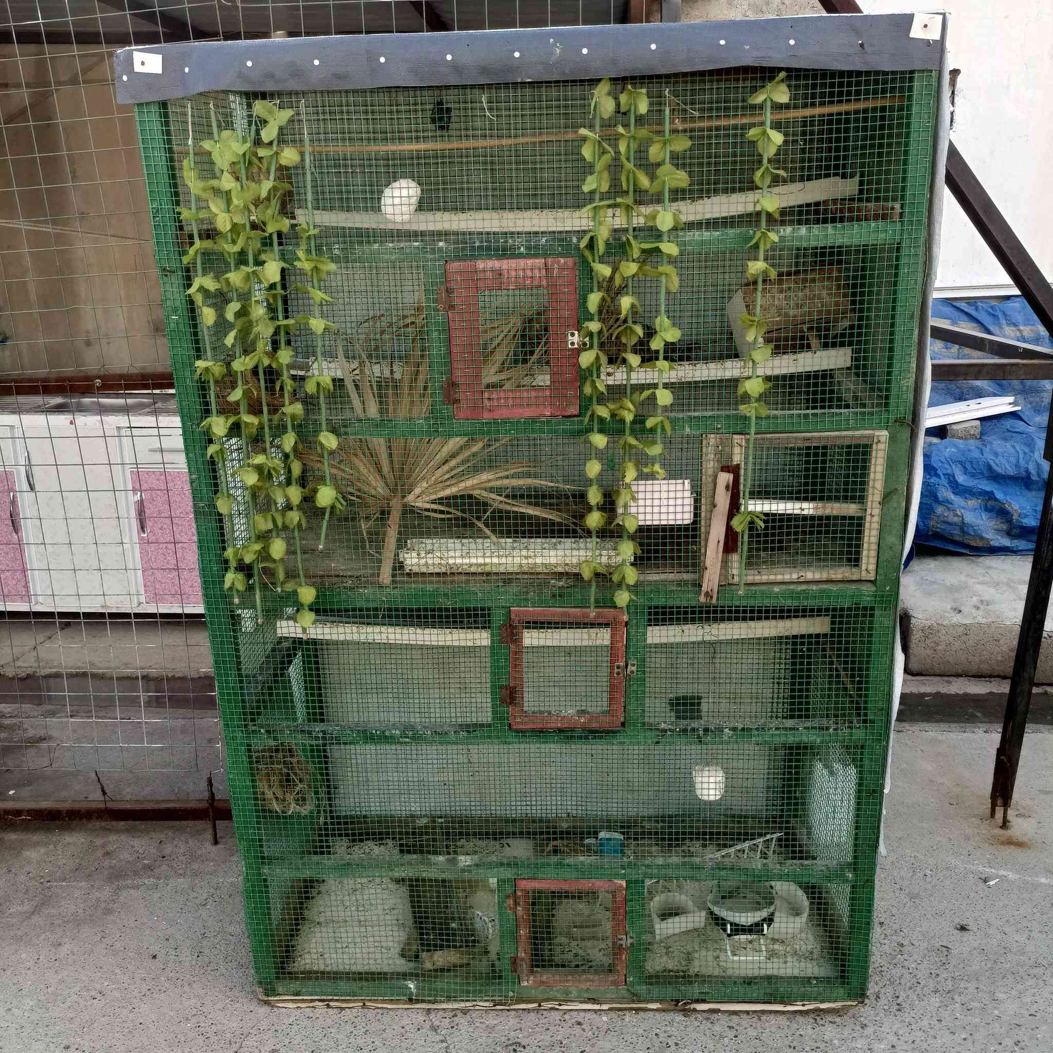 قفص 3 خانات ارتفاع 175 سانتيم العرض 120 سانتيم السعر 35 المكان كركوك حي العروبه  الاستفسار على هذا الرقم ***********
