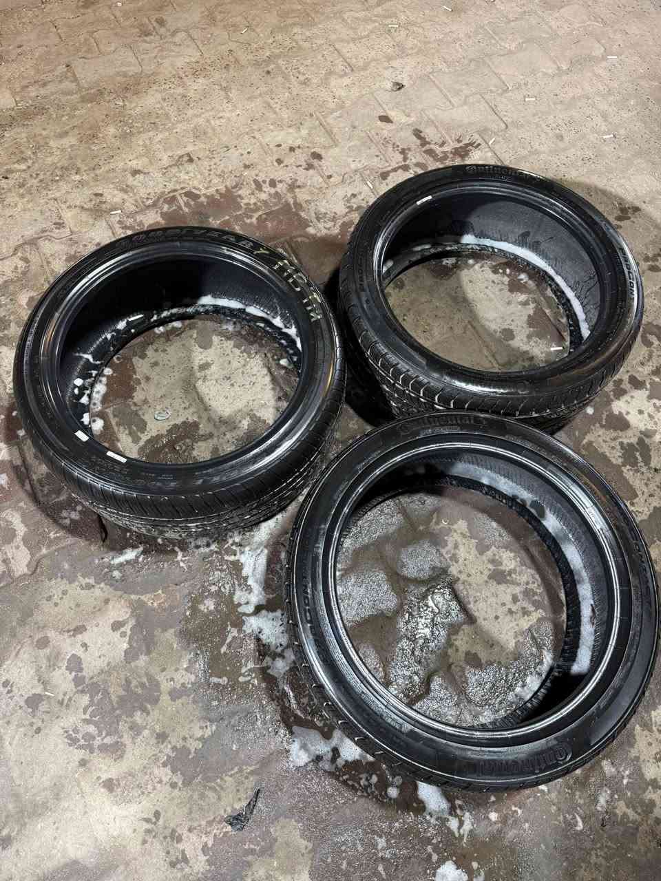 السلام عليكم ٣ تايرات للبيع ٢ كونتكتل 
مستخدم اخو الجديد 
قياس ٢٤٥/٤٠/١٩
عنواني بصره 
***********
