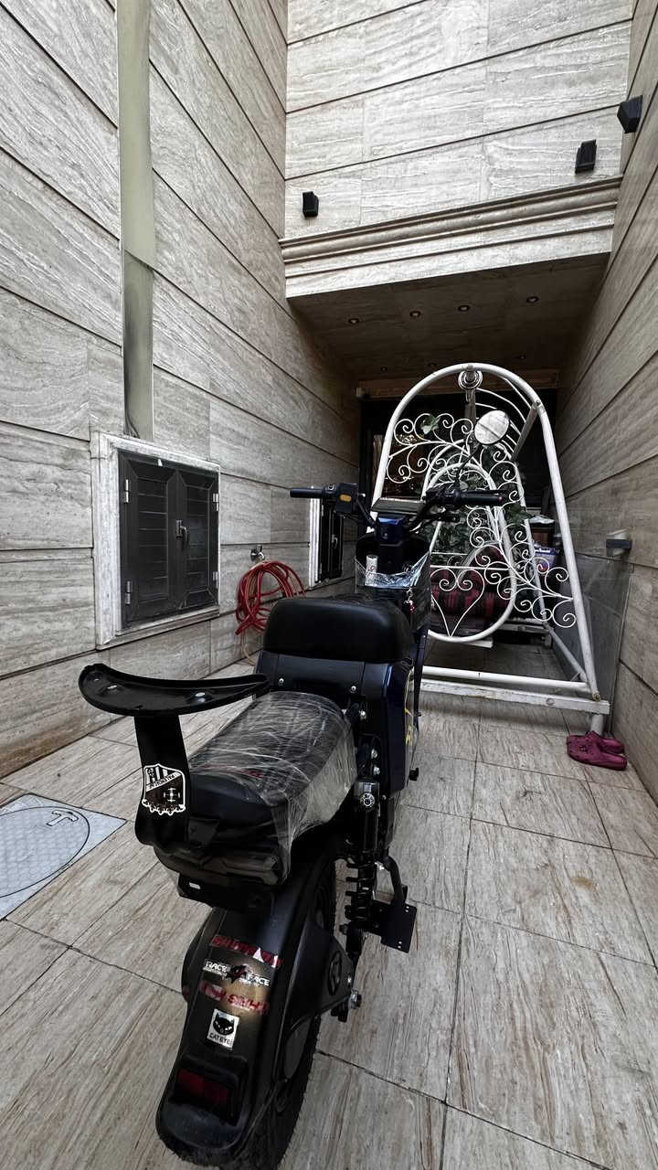 سلام عليكم دراجة شحن نوع r9لون الأزرق دراجة نظيفة مثل ما موضح بالصورة مكاني شارع فلسطين  الرقم ***********
