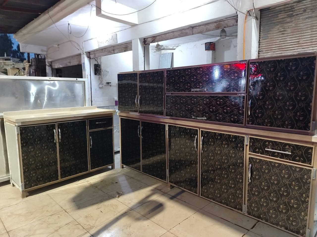 للبيع كونتر ارضى ملحق مترين نص نضيف سنك متر ٣٠ سم كرانيت  سعر ٣٢٠ بي مجال *********** اسيا *********** مكان رشيديه
