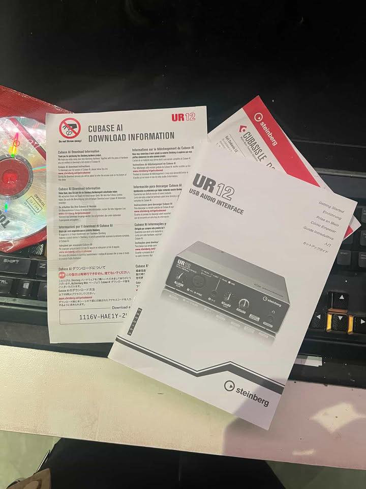 للبيع: كرت صوت Steinberg UR12 - بحالة الوكالة (كامل ملحقاته)
إذا كنت تبحث عن جودة صوت احترافية (Studio Quality) لتسجيل "الفويس أوفر"، الغناء، أو حتى البث المباشر (Streaming)، فهذا الجهاز هو الخيار الأفضل والأكثر اعتمادية.

✅ مميزات الجهاز:

• دقة تسجيل عالية: تصل إلى 24-bit/192 kHz لصوت نقي جداً وبدون تشويش.

• مضخم صوت D-PRE: يحتوي على مخرج XLR مع مضخم صوت من شركة Yamaha العالمية، ليعطيك صوت دافئ واحترافي.

• خاصية Loopback: ميزة رهيبة للبث المباشر (الستريمينج) لدمج صوت المايك مع صوت الكمبيوتر بسهولة.

• دعم الطاقة الوهمية +48V: لتشغيل جميع أنواع المايكروفونات الاحترافية (Condenser Mics).

• مدخل Hi-Z: مخصص لتوصيل الجيتار الكهربائي مباشرة وبجودة عالية.

• متوافق مع كل شيء: يعمل على Windows، Mac، وحتى الـ iPad.

📦 حالة الجهاز والملحقات:

الجهاز نظيف جداً (أخو الجديد) واستعمال خفيف، ويأتي مع كامل أغراضه الأصلية:

1. الكرتون الأصلي.

2. كتيبات التشغيل والتعليمات.

3. CD التعريفات الأصلي.

4. كود تحميل برنامج Cubase AI (المرفق مع الجهاز أصلاً).

💰 السعر:85

للتواصل خاص او واتساب 

0780 861 1397
