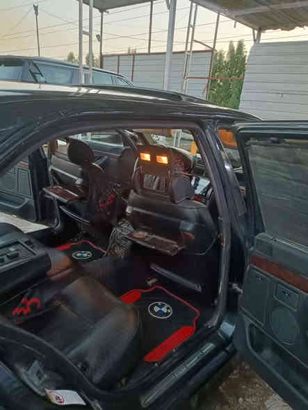 اخوان بي ام خفاش للبيع 
موديل 2000 اصل 750//الي بيها حاليا 44هوه
السيارة في اي بي مواصفات 
يدات باب لد داخل خارج
فتحه 
دبل جام 
خمس بردات
برده خلفيه كهرباء
ميز طعام
مرايه قلاب بل كشن
ضهر كسار 
تليفون امامي خلفي
صندوك شفط
جكات خلفيه
لايت زنون اصلي يعني بليل نهار 
رقم الماني بسمي يعني التحويل ثاني يوم
ويل كب باخره حجم 19
لارج باب طويل 
نظام رئاسي
هاتف ***********
السعر 90
وبيها مجال لطيبين تحياتي وتقديري لكم حميعآ
