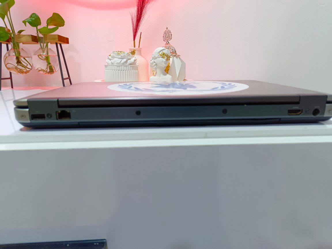 للبيع لابتوب دل الاصلي 
معالج كوراي7جيل 4
رام 8
هاردssd256
نضافه 95
السعر130وبي مجال 
الاتصال ***********
مكان ديالى توصيل ماعندي
