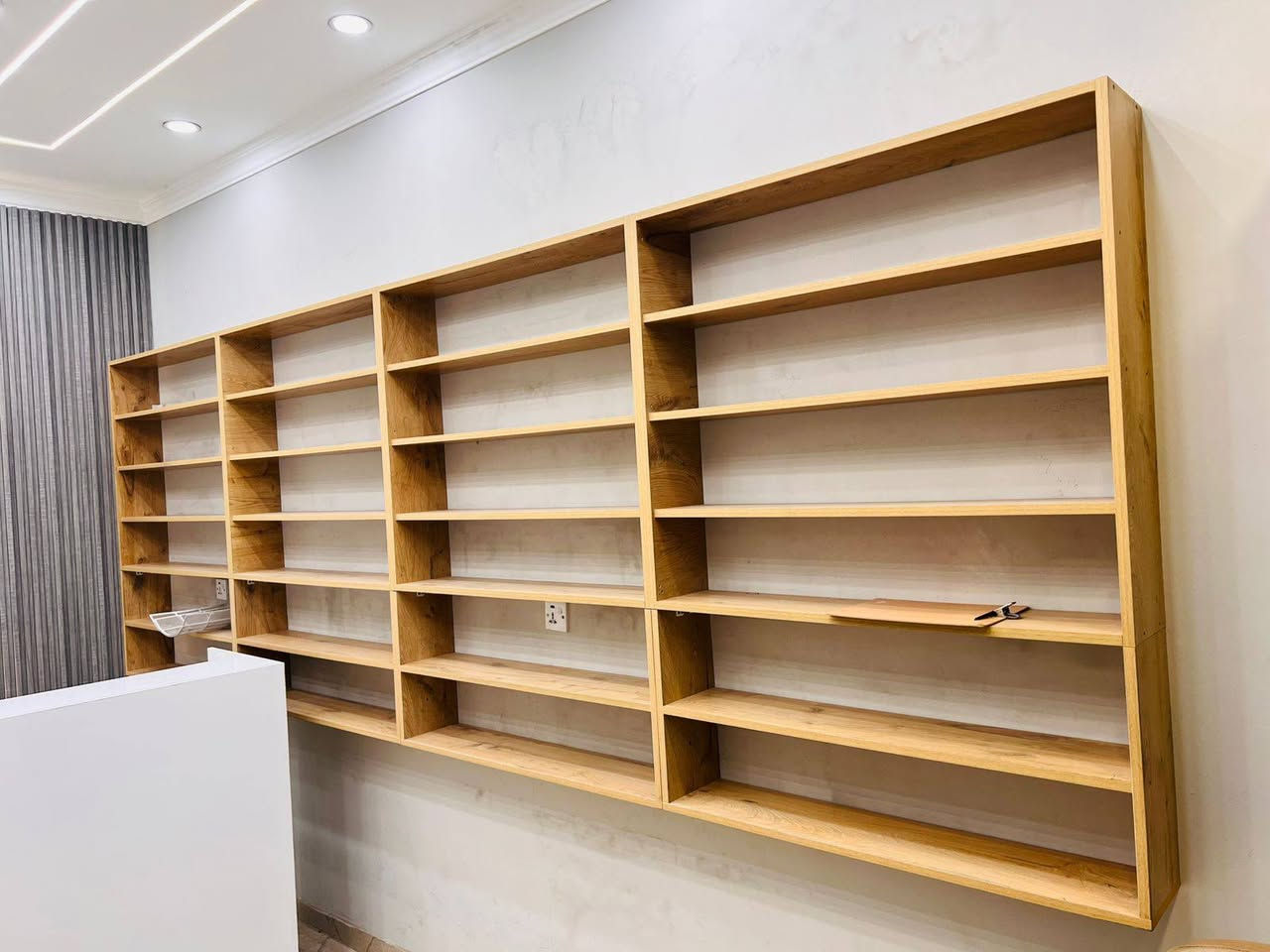 للبيع 
ميز كاشير خشب ابيض 
ارتفاع 110سم 
عرض 140 سم 
عمق 50 سم
السعر 190الف
،،،،،،،
رفوف زجاج مع انارة ولوح ابيض خشب 
عدد الرفوف 5 
الارتفاع 168
عرض 120 
عمق 20
السعر 195الف
،،،،،،،،
رفوف خشب 
عرض 4 متر 
ارتفاع 136 
عمق 20
السعر 100الف
مكاني بغداد السيدية 
***********
