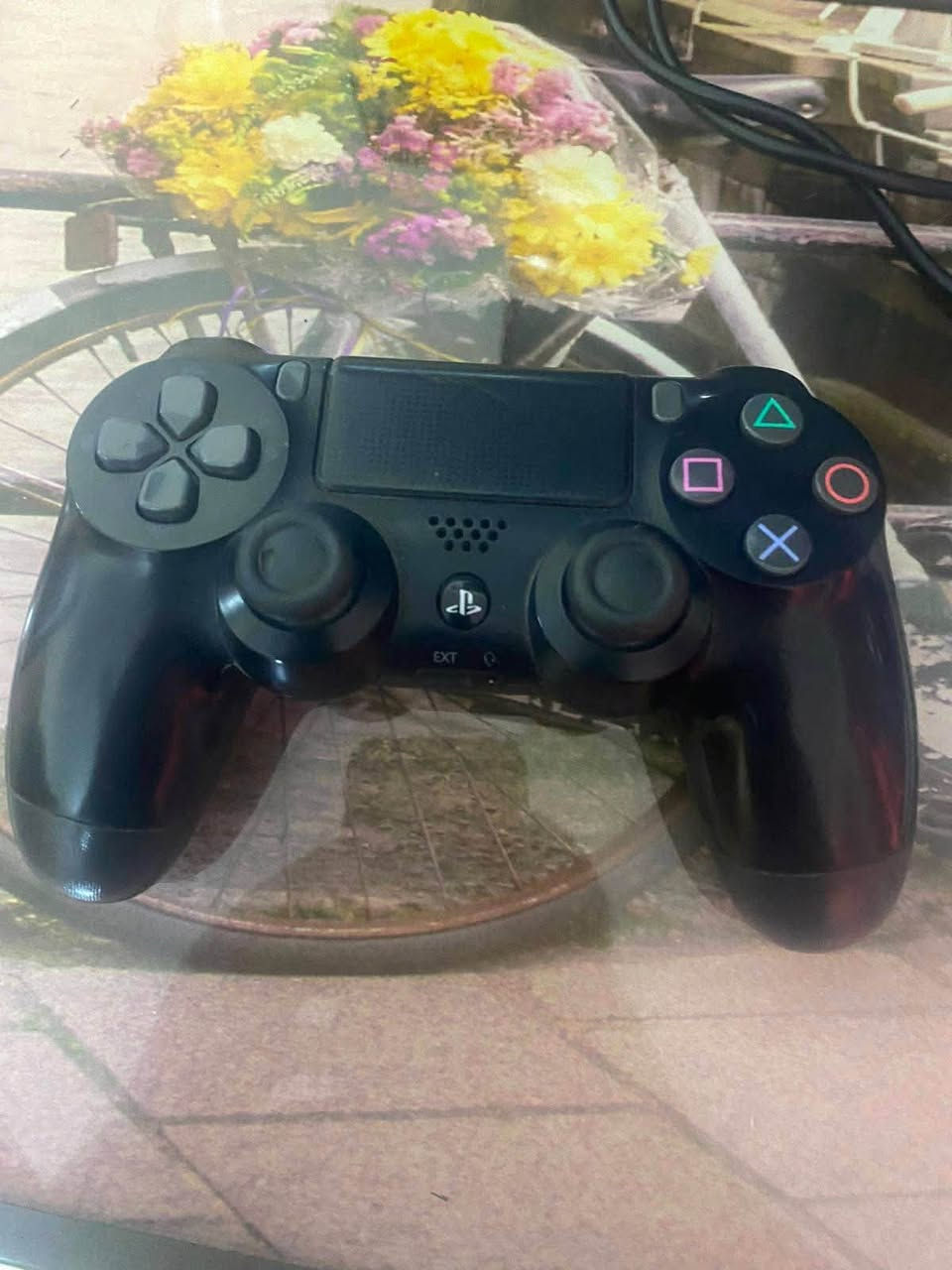 بليستيشن فور البلي جديد ما مستخدم هواي يجي وياه كارتونه وقرص GTA ويده مالته البلاديه والوايرات مالته الاج دي. والواير مال تشغيل الويرات كلها جديدة ولا واحد مبدل
. السعر 190 وبي مجال  اي استفسار الاتصال على هذا الرقم ***********
