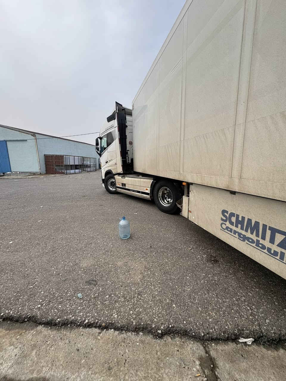 سلام عليكم
فالڤوو براد للبيع 
موديل 2016 حجم 500 كامره حساس ثلاثجه فول بس رتايدر مابيها براد شمتز موديل 2010 سمك 5 ارتفاع ستندر جهاز كارير 1300 ميكانيك هذا جهاز مو عليه عليه كارير .ملاحضه سياره بيها كم قطعه صبغ بصفحه سكن بس اني ابيع صفحه . السعر 485$
*********** واتساب
