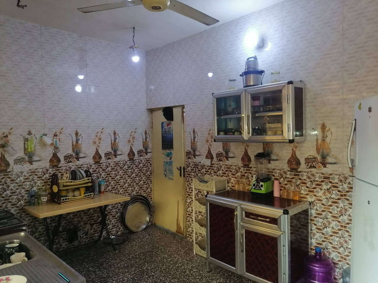 السلام عليكم بيت للبيع زراعي حي الامير خلف شارع السواعد المساحه ١٥٠ مترالواجه ٩ ونص النزال ١٦ ونص غير موجود عالنت الاتصال عالرقم ***********
