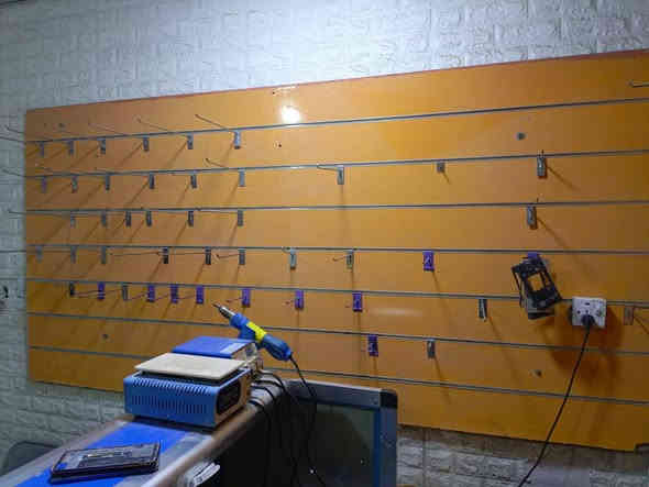 سلام عليكم
غراض محل للبيع باترينه 
ميز صيانه مع مجهر 

قالعه شاشات جهاز كبس هويات 

عارضات مع 100جنكال

*********** 
متواجد واتساب
