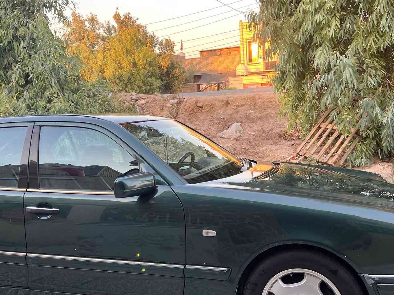 السلام عليكم
مارسدس ام عيون موديل 2000 افنكارد 
فول مواصفات فتحة كشنات جلد كهربائية 
كير جديد منضومة تبريد كلهة جديدة حتة الفريز امبدلة 
تخم تاير جديد حدادية جديدة 
مصبوغة عام بدون حادث 
رقم بغداد بأسمي 
السعر 115 وبيها مجال 
***********
