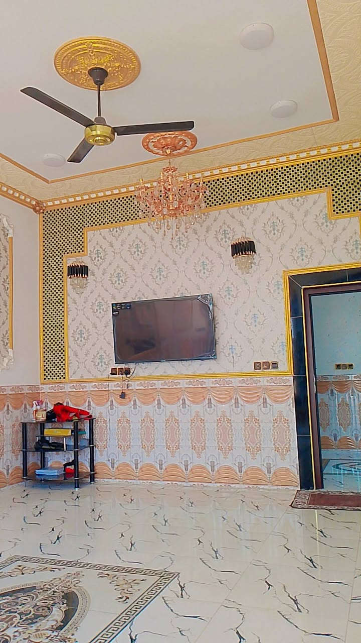 السلام عليكم 
بيت للبيع المساحه 200متر 
بناء حديث سنه 2023
يتكون البيت  من غرفتين وصاله وستقبال ومطبخ وصحيات داخليه وصحيات خارجيه 
الخدمات كامله من كهرباء مولد ماء مجاري تبليط 
البيت كله سراميك +سقف ثانوي 
العنوان بلدروز قرب صيطره 60مقابل معمل الثلج الصلطان 
السعر كلش مناسب
للستفسار ***********بي واتساب
