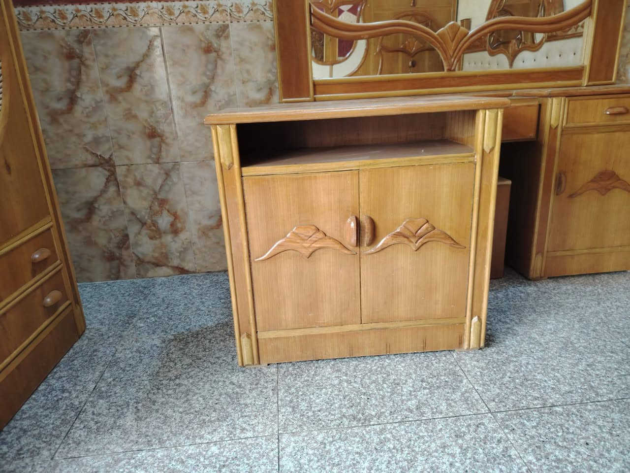 غرفه صاج نجاره طابقين ملحق ام السته نقش بورمي 
الي يدور غرفه نظيفة ومرتبه وحلوه وسعرها مناسب 
هاي غرفه نجاره تسكام مفصليها ب5 ملايين مكانها بابل محاويل قرب سيطرة الآثار 
الي يحب يستفسر يتواصل على الرقم وبخدمته
***********
