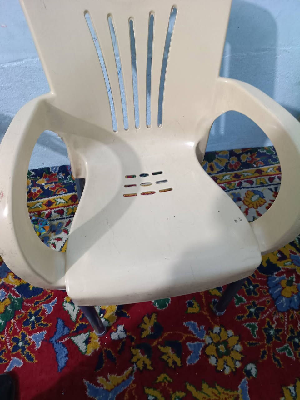 غراض للبيع مع ميز مكتبي سعرة ٢٠ الفقنفات عدد٣ رصاصي سعر ٢٥ والكراسي سعر ٨ الكرسي الاستفسار ***********
