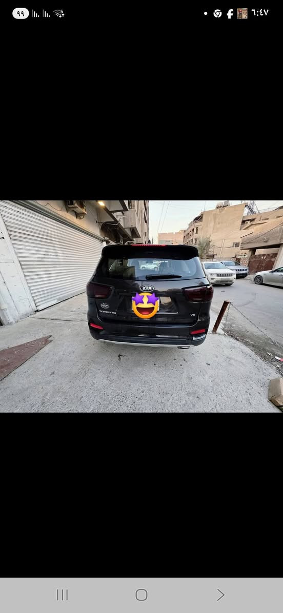 سورنتو موديل 2020 vxr  اعلى فئة بالسورنتو خليجي مكينة 3600 ستة سلندر مكفولة من الصبغ بيها شخوط بسيطة موضحة بالصور السعر.  26000$  بيها مجال مكان السيارة كرادة داخل.لاتصال ***********
