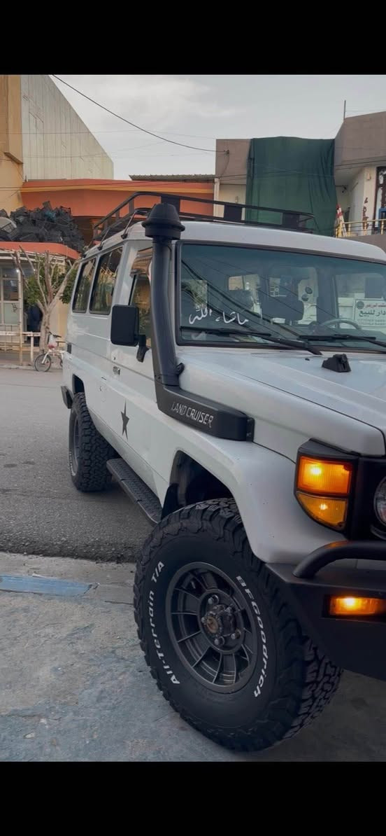 للبيع سياره لاندكروز حوثيه موديل 2002
قفل مركزي…….جام كهربائي …..شاشه ايباد …تحكم استيرن تبريد ثلج 
4️⃣✖️4️⃣فورويل دبل اكسل  
رقم سنويه جديد 
سياره مصبوغ حزام فقط للجماليه
جديده بمعنه كلامه مكان سياره كركوك
 كير محرك كوله بشرط لا صرف لا بخار تبريد تتفئه كولها شغال
محرك. كاز بلادي…بيهااا حصه كاز بين يوم ويوم تستلم ٤٠لتر كاز 
دبل اكسل شغال سياره كول جسمهااا شغلا مابيهااا برغي نقص 
مكان سياره كركوك سعرهاا:-📌165📌وبي مجال بصيط
خابر وتدلل رقم 📞 *********** كركوك, العراق
