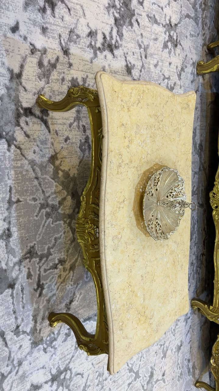 السلام عليكم طقم مصري زان ثلاثيه عدد 2 + كراسي عدد 4 + طاوله وسطيه ونضافته مثل الي ب الصور خير من الله 
السعر 600 الف وبي مجال انشاءالله 
العنوان البياع مواصلات الخامسه 
الاستفسار 
*********** 
***********
