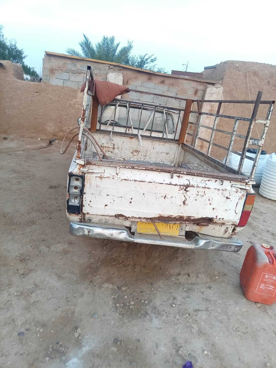 السلام عليكم سياره 82للبيع محرك وكير ما بيه تنقيص المكان ديالى دلي عباس السعر 10وبيهى مجال ***********
