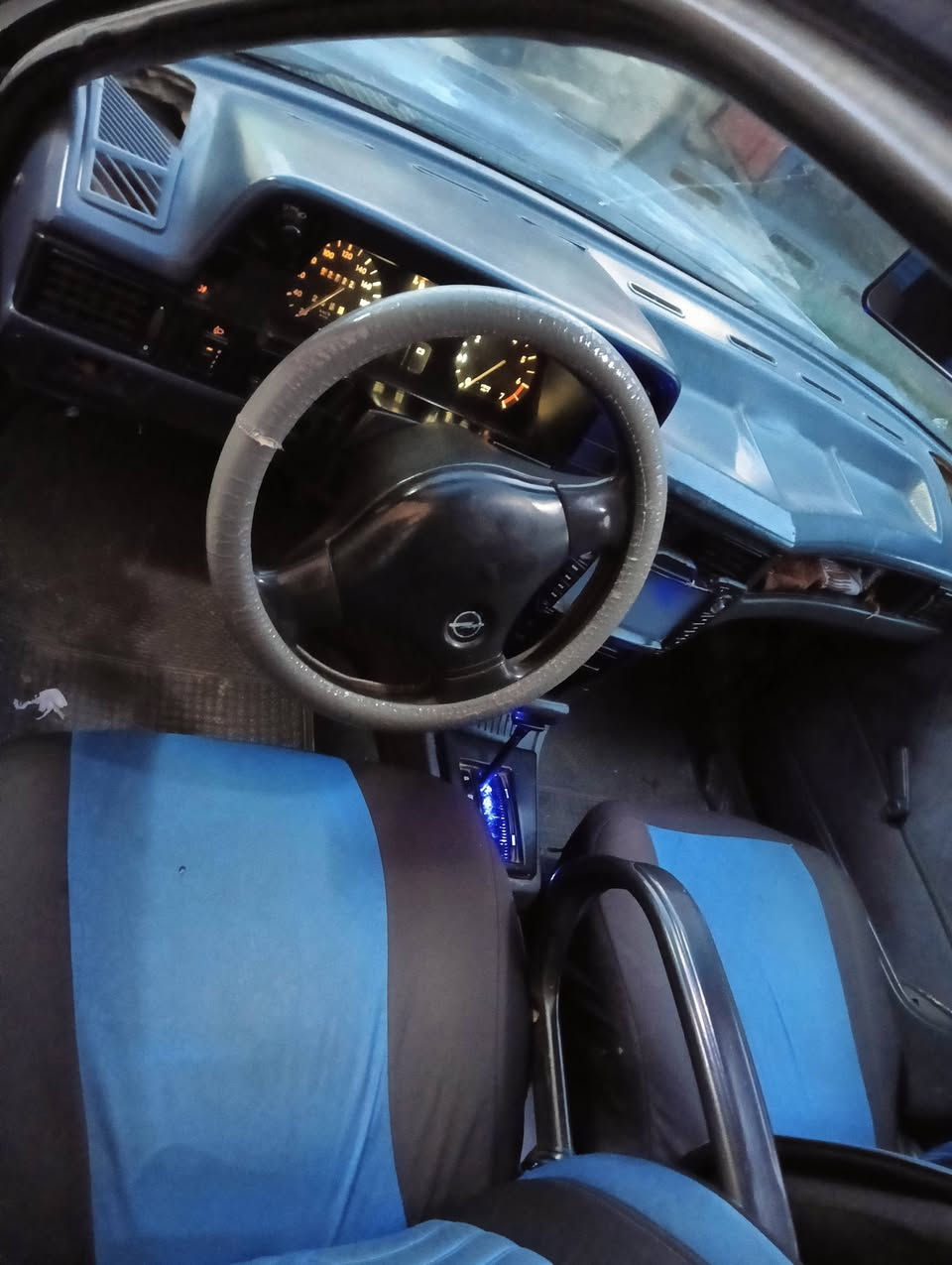 السلام عليكم سيارة اوبل كاديت موديل 1991 حجم 16 كير اوتوماتيك ومحرك شرط كابون بانزين تبادل ،سنوية للـ2009 طخم الكدام +الورى كلو شرط وايرمنيا كلها شغاله تدفئة فول كامره شاشه حساسات خلفيه 
السياره بسمنا رقمها مشروع وطني تحويل شوكت ماتريد احولك 
العنوان الموصل الجانب الايمن 
للتواصل رقم الهاتف ***********

السعر 30
