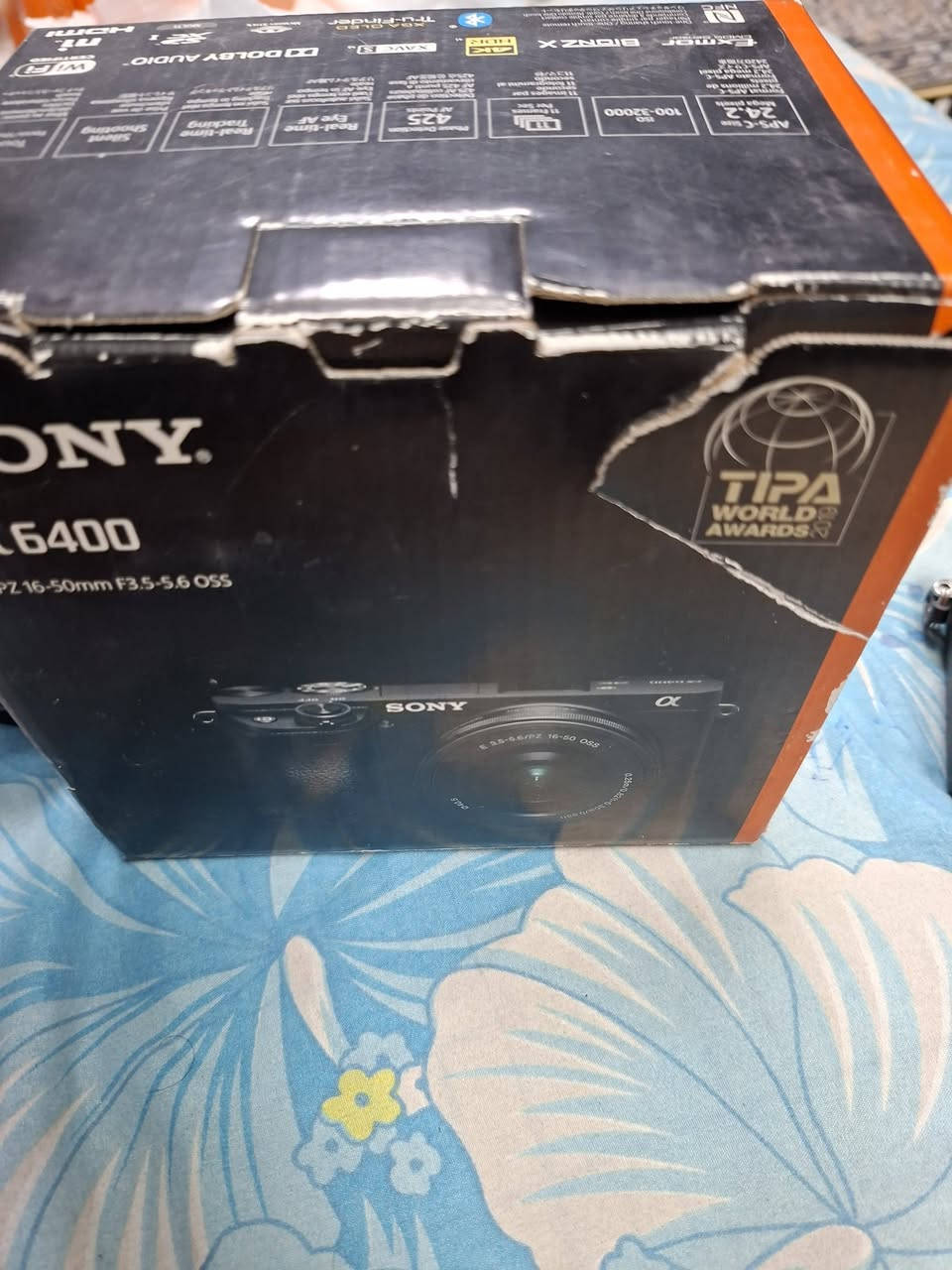 كاميرا Sony a6400 للبيع — حالة زينة وكاملة الكَيِت والملحقات
الموديل: Sony a6400، شغل داخلي محافظ عليها 

العدسة: عدسة الكيت المرفقة.

البطاريات: بطارية أصلية + 2 بطارية احتياطية KF (المجموع 3 بطاريات).

الذاكرة: كارت 64GB.

الحقيبة: حقيبة لحمل الكاميرا والملحقات.

الصندوق: العلبة الأصلية ومع كل المحتويات.

 لا خدوش كبيرة، بدون مشاكل تقنية.
السعر:900 الف 
للتواصل على الواتس اب 
***********
