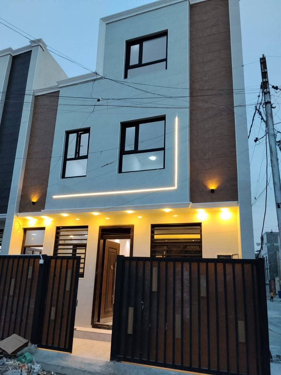 #للبيع بيت 50متر

بناء #حديث زيرو 2026
 

📌📌#الطابق_الاول! يحتوي على: 

 (صالة، مطبخ، صحيات، ) 

 📌📌#الطابق_الثاني!! يحتوي على

(غرفتين نوم وصحيات درجة اولى).... 
الطابق الثالث.....  غرفه نوم وسطح 

🔴 📍الموقع : حي الجهاد. ديوان المخابرات خلف شارع 60

🔴 📍الموقع محصن وهادئ ✅✅✅

وذات شرفة وطلة جميلة جدا 🌳🌱🌳

تحول حوله الشمس بشكل واسع 🌞🌞
   

للتواصل مع مكتب الجوهرةللعقارات

 تاتوفر جميع عروض حي الجهاد واتساب***********
