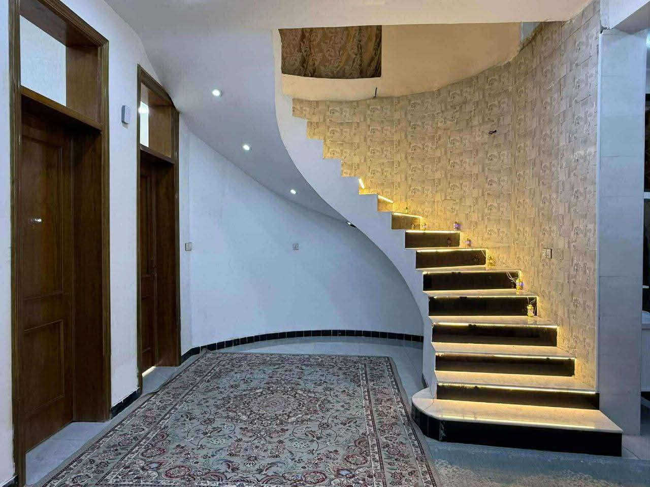 دار للبيع طابو زراعي سند 25 الموقع زوير قرب الشرطه النهريه المساحه 200متر طابقين الطابق الاول يحتوي على صاله هول مطبخ غرفه نوم وصحيات داخليه وخارجيه الطابق الثاني 4 غرف نوم للاستفسار ***********  والدار يرهم مراوس بمشتملات عدد2 لايقل مساحه الواحد عن 130متر
