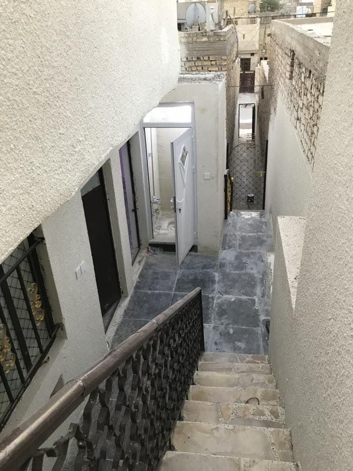 السلام عليكم 
يوجد بيت ايجار خلفي 72 متر طابقين نظيف جاهز للسكن رئاسة العبيدي شارع جامع الامام علي قرب مطعم حسين ابو الكص الشارع العريض يم الفرن مال صمون 
الطابق الاول استقبال وهول ومطبخ وخدمات 
الطابق الثاني يحتوي على غرفتين وخدمات ويوجد 
ماطور ماء + تانكي + سخان + مغاسل عدد 2 
+ واير كهرباء سحب 

***********
