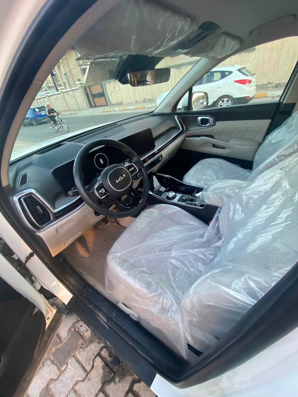 السلام عليكم 
سياره نوع كيا سورنتو للبيع فقط
السياره بعدها بحالة الوكاله اي ضرر مابيها
موديل 2024 
فول مواصفات ام القماره الحديد
داتاشو شاشه ايباد متصله كير ماوس مري شفط صندوق كهربائي مانع انزلاق هاند بريك دكمه كامله 
وارد خليجي محرك 6 سلندر 7 راكب

رقم انكليزي حديث بغداد سنويه لل2030 ماخذيها مباشرةً من مالكها يعني تشوفه وياله تاخذها
كراسي اماميه وخلفيه كهرباء 3 قطع تبريد
بيها بصمات 2 +تشغيل عن بعد 
 السعر 295 وبيها مجال 
العنوان بابل حله مركز المدينه النزيزه قرب مقام الامام الحارث 
رقم الهاتف للأستفسار *********** أبو أحمد
