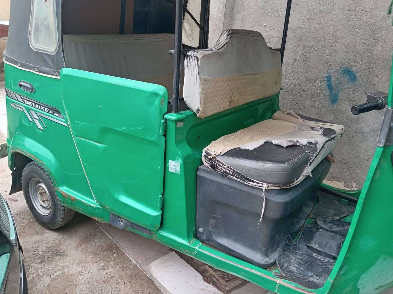 سلام عليكم تكتك موديل 21 رقم وسنويه هاي نضافته كدامك بس المكينه مجفته شريكه ستوه شراي رقمي ***********
