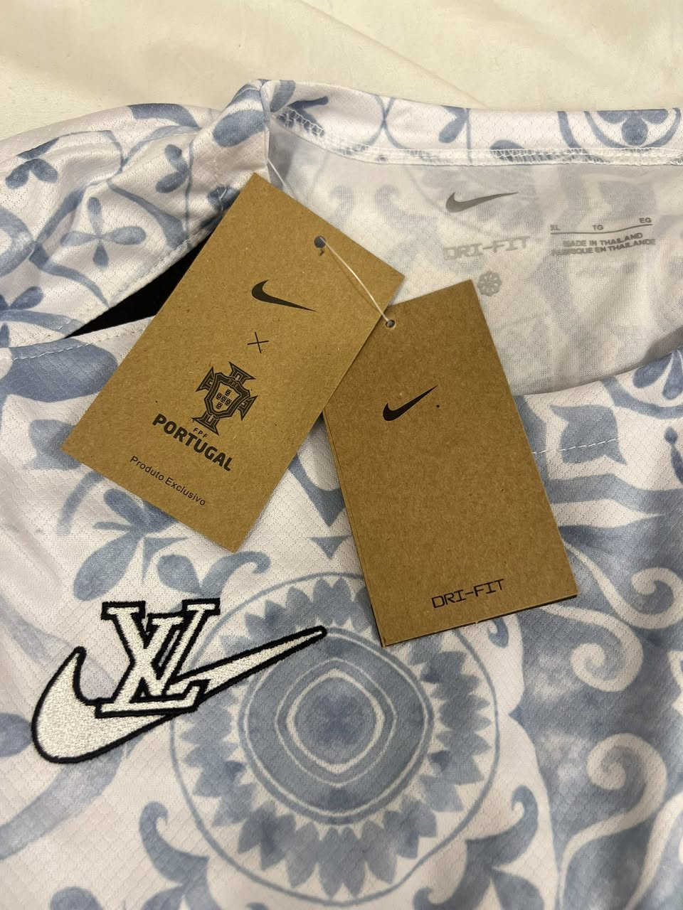 اذا مو اندر  قطعة  من نايكي نعزل قطعة نادرة جدا تعاون نايكي مع لويس فيتون لمنتخب البرتغال قياس xl  كوالتي رووعة تاخذها مو تلبسها تحطها بالمعرض وتباوعلها 🤣


**إذا كنت صاحب هذا الإعلان وتريد حذفه لأي سبب، رجاءا أرسل رسالة إلى الدعم الفني**