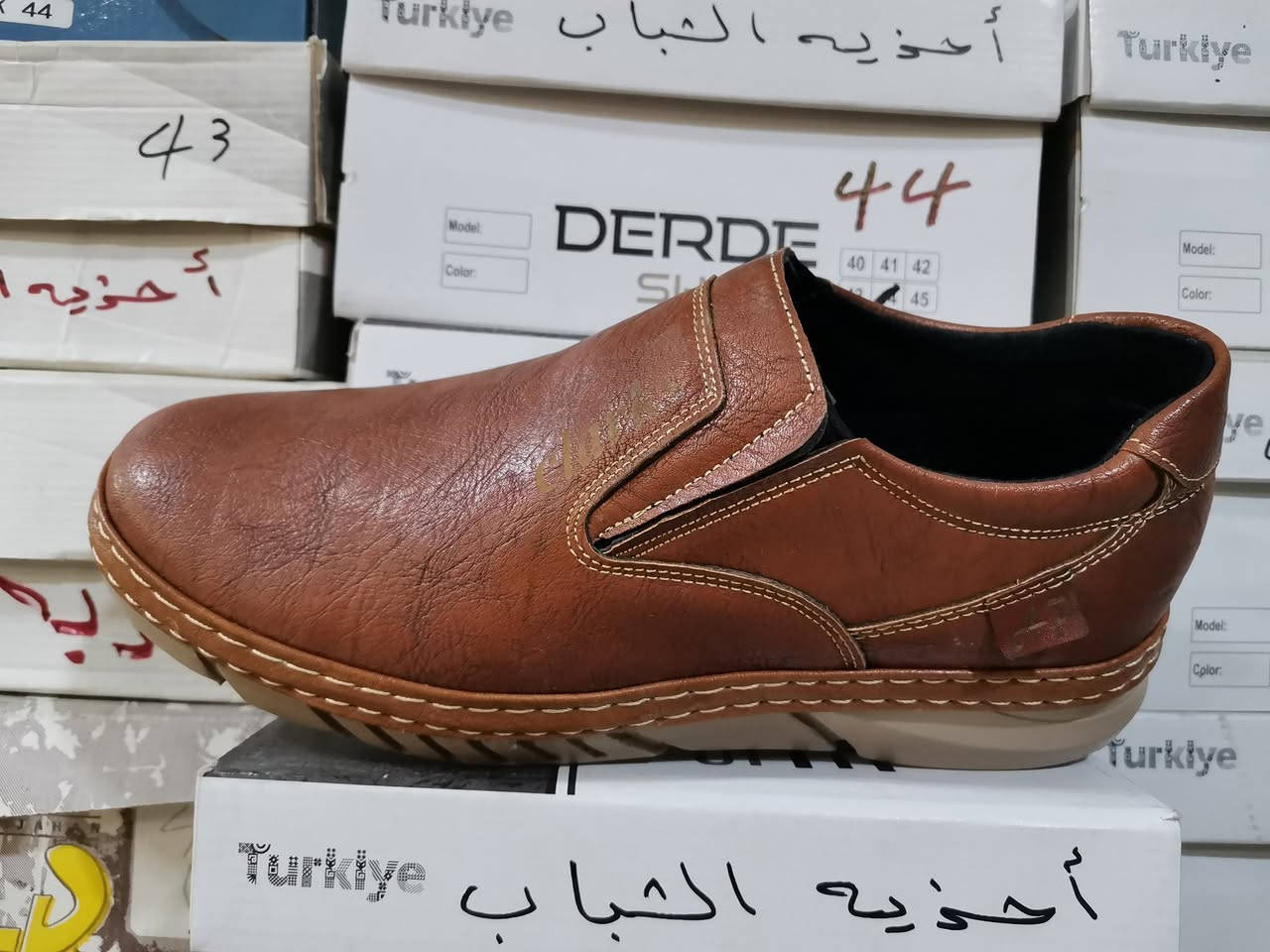 ( احذيه الشباب) عشار حنا الشيخ سعر حذاء 15 الف يتوفر توصيل القياسات من 40 الى 45 وتساب ***********
