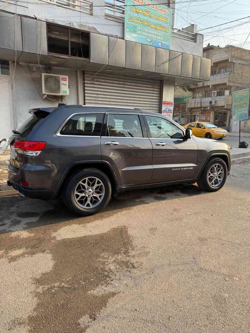 السلام عليكم اخوان 🫡
جيب كراند شيروكي لمتد 2014وارد امريكي 
السياره محدثها 18كلشي اصلي موتايون 
مكينه هيمي جيديد شادلها صدر امامي خلفي جديد قبل اسبوع نافضه كله اصلي تخم تاير جديد السياره جاهزه اي نقص مابيها سونارها مرفق بلصور للستفسار ***********علي ابوحيدر مكان السياره الشعله بغداد, العراق

