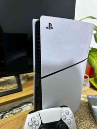 مستخدم شي قليل جدا نظيف ويا يدتين اصليات هم نظيفات مشتري بي العاب باتل...