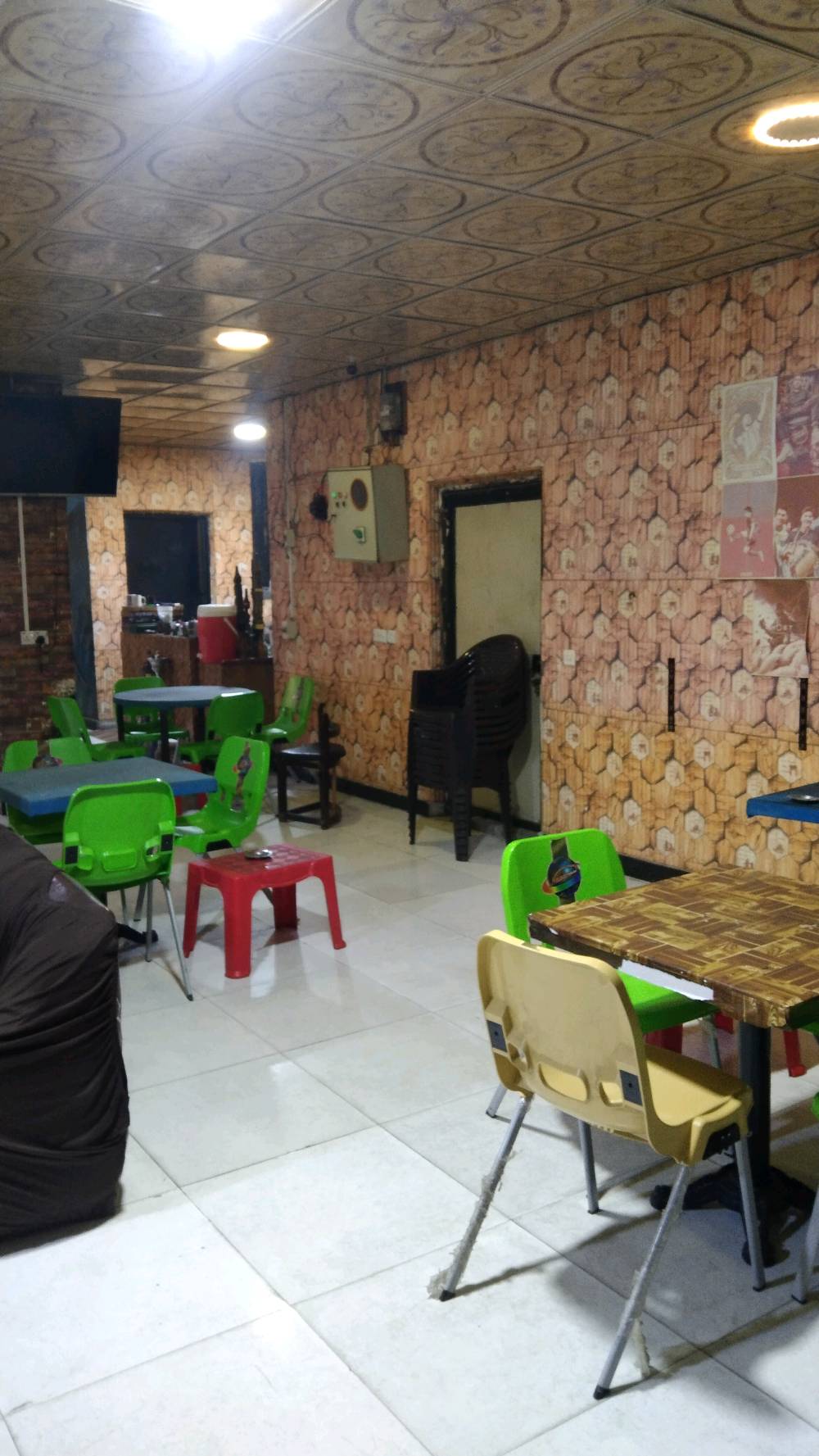 كوفي شوب للبيع البصره –القبله سوق المصطر كوفي شوب شغّال وجاهز بالكامل سبب البيع: عدم التفرغ المحتويات: سبلت كنتوري 3 طن عدد (2) سبلت 1 طن + سبلت 2 طن شاشات قياس 60 عدد (3) شاشة 42 عدد (2) + شاشة 32 عدد (1) ثلاجة + مجمّدة ماكينة صنع ثلج للعصائر نراكيل عدد (40) نظام كاميرات مراقبة نظام صوت عدد (2) منظومة إنترنت مشفّرة قنفات عدد (5) حالة متوسطة بايراد عدد (2) ميزات دومنه مع كراسي عدد (6) مطبخ متكامل (خلاط + غلاية) مطبخ خاص للنراكيل مولد 32 أمبير بنكات عمودية عدد (6) بلي فور عدد ١ وبعد نواعم الاجار 750 للاستفسار