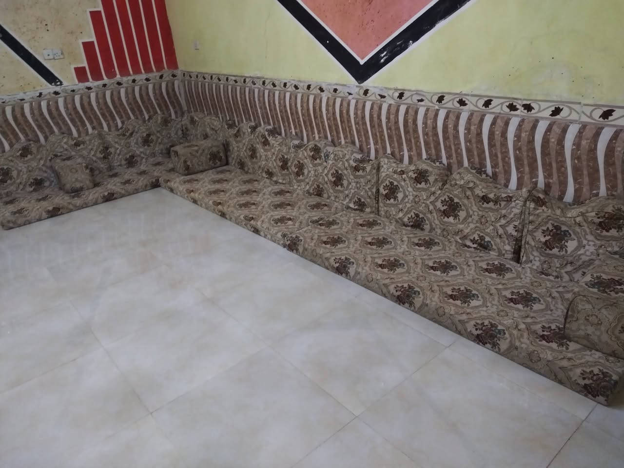 ديوان ضغط عالي درجه اولى كويتي طوله 12 متر سعره 450 وبي مجال اتصال ***********
