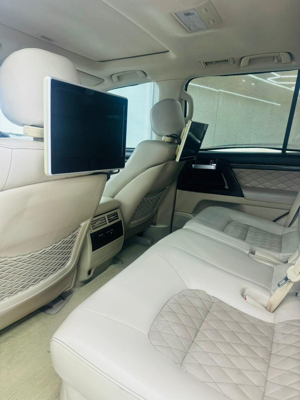 لاندكروز 2020
ساز 
V8
مغلفة ppf 
بيها قطعتين صبغ جاملغ وبنيد
السعر 475 
بيها مجال
***********
