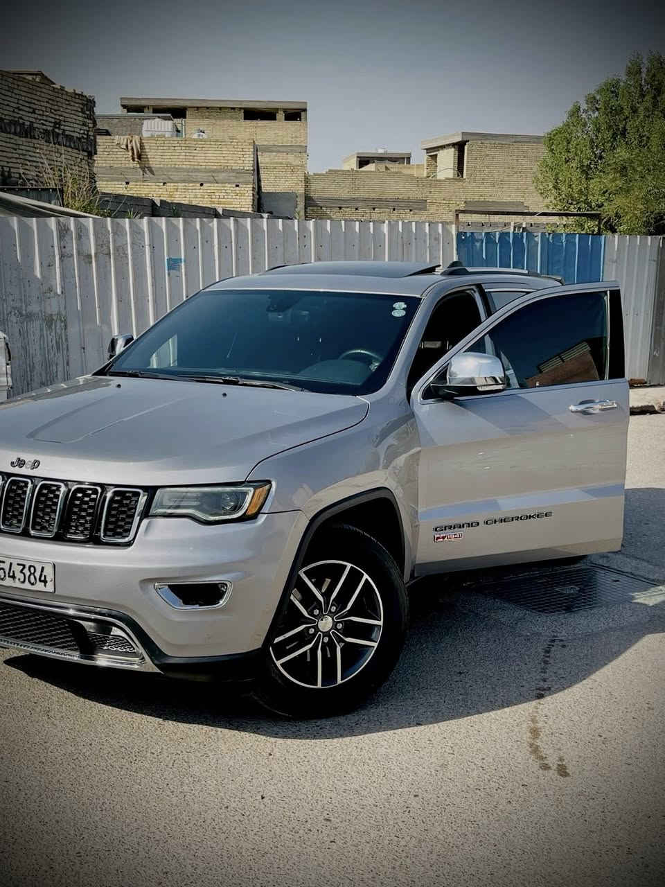 السلام عليكم
للبيع جيب لاريدو كراند شيروكي 2017 (تو ويل) وارد امريكي حادثها دعاميه خلفيه فقط صبغ وبيها بارد بل جاملغ الايسر فقط رقم اربيل هزه جديده صدر جديد مكينه وكير كفاله السونار مرفوق بالصور
السيارة باسمي تحويل ثاني يوم

مواصفات السيارة 
نسخه 1941 
بانوراما ع طول سياره
شاشه جبيره
بصمه ابواب وتشغيل
(((تو ويل )))مو (((فور ويل)))
تشغيل عن بعد
توقف تلقائي
حساسات 
كامرا خلفيه
تدفئه تبريد بلكشنات والستيرن
تبريد قطعتين
وبعد بيها مواصفات

السعر 237$ يعني دفترين و37 ورقه وبيها مجال
مكاني الشعب شارع الاسواق المركزيه 
للاستفسار اكثر *********** اتصال
                      *********** وتساب
