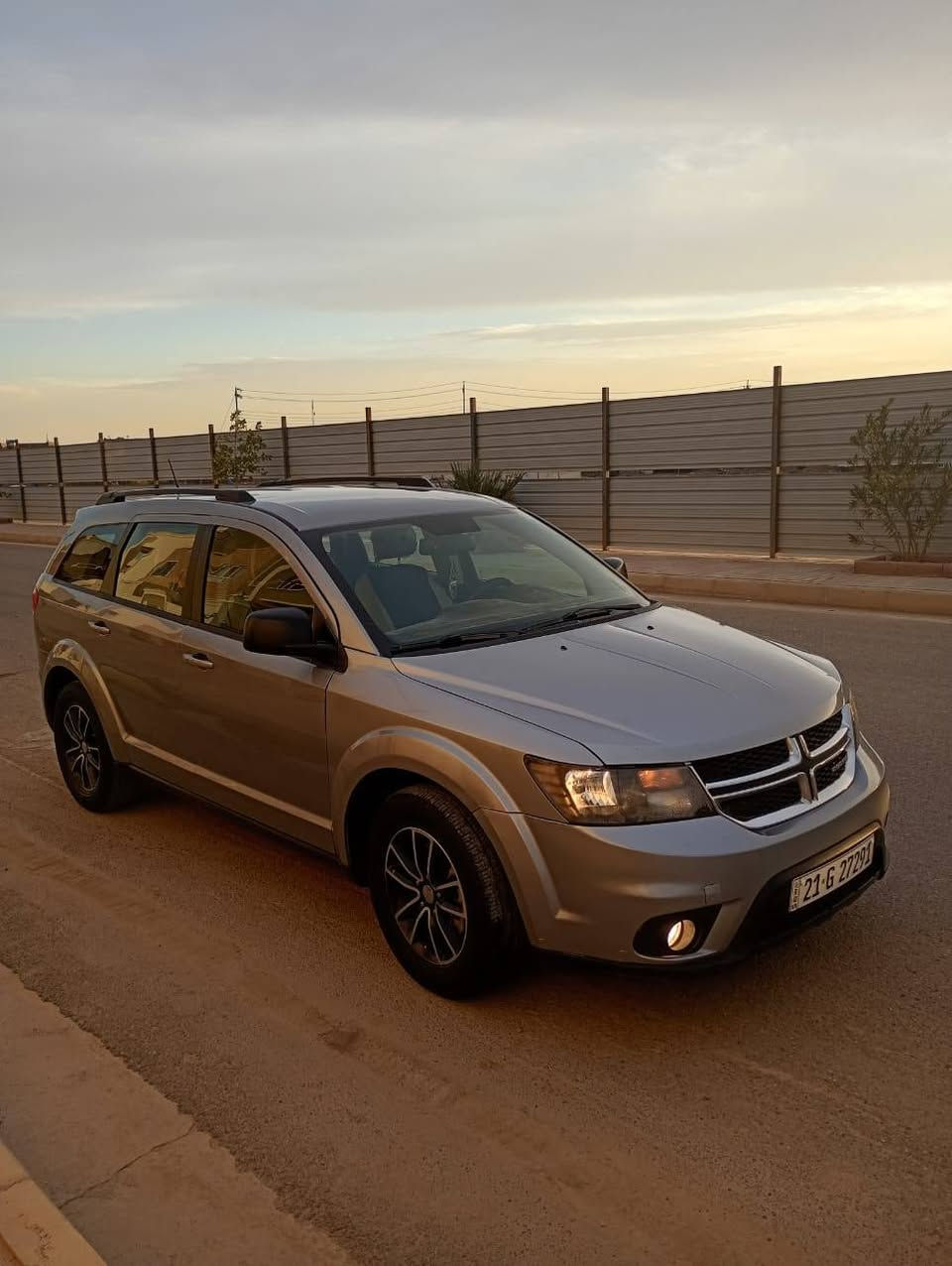 للبيع دوج جورني ٢٠١٧ رقم سليمانية بأسمي مكاني الرمادي السيارة فول نظافة ثلاث قطع تبريد ٧ راكب بصمة تشغيل وثلاث أبواب بصمة بيها ثلاث قطع جاملغات الأمامية والبنيد والبنيد سرقة مو ضربة السعر ١٣٧ ورقة وبيها مجال المكينة بيها تنقيص قليل للاستفسار اتصل على الرقم ***********
