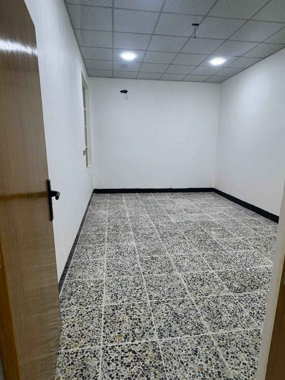 الهم صلي عل محمد وال محمد
يعلن مكتب السبطين للعقار عن توفير دار للبيع 

المساحه 200 متر 

بناء جديد درجة اولى وغير مسكون سند 25 

بناء طابوك النهروان الاساس والسقف صب كونكريت 

يحتوي عل غرف عدد 2

وصاله ومطبخ واستقبال وصحيات خارجيه وداخليه 

البيت متكامل الى اخر درجه التبليط باب البيت  

يبعد عن الشارع العام 40 متر اي خلف التجاري مباشر

العنوان نجف الاشرف كوفه براكيه قرب جامع الخزاعل 

السعر (92) مليون مع المجال 

للاستفسار اكثر الاتصال عل الارقام التاليه 

***********

اومراجعه المكتب السبطين للعقار الكائن في النجف الكوفه البراكيه قرب جامع الخزاعل
