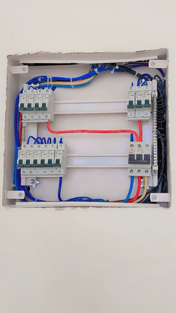 السلام عليكم كهربائي متفرغ للعمل سيمنز بوري تري سكنه بغداد ***********
