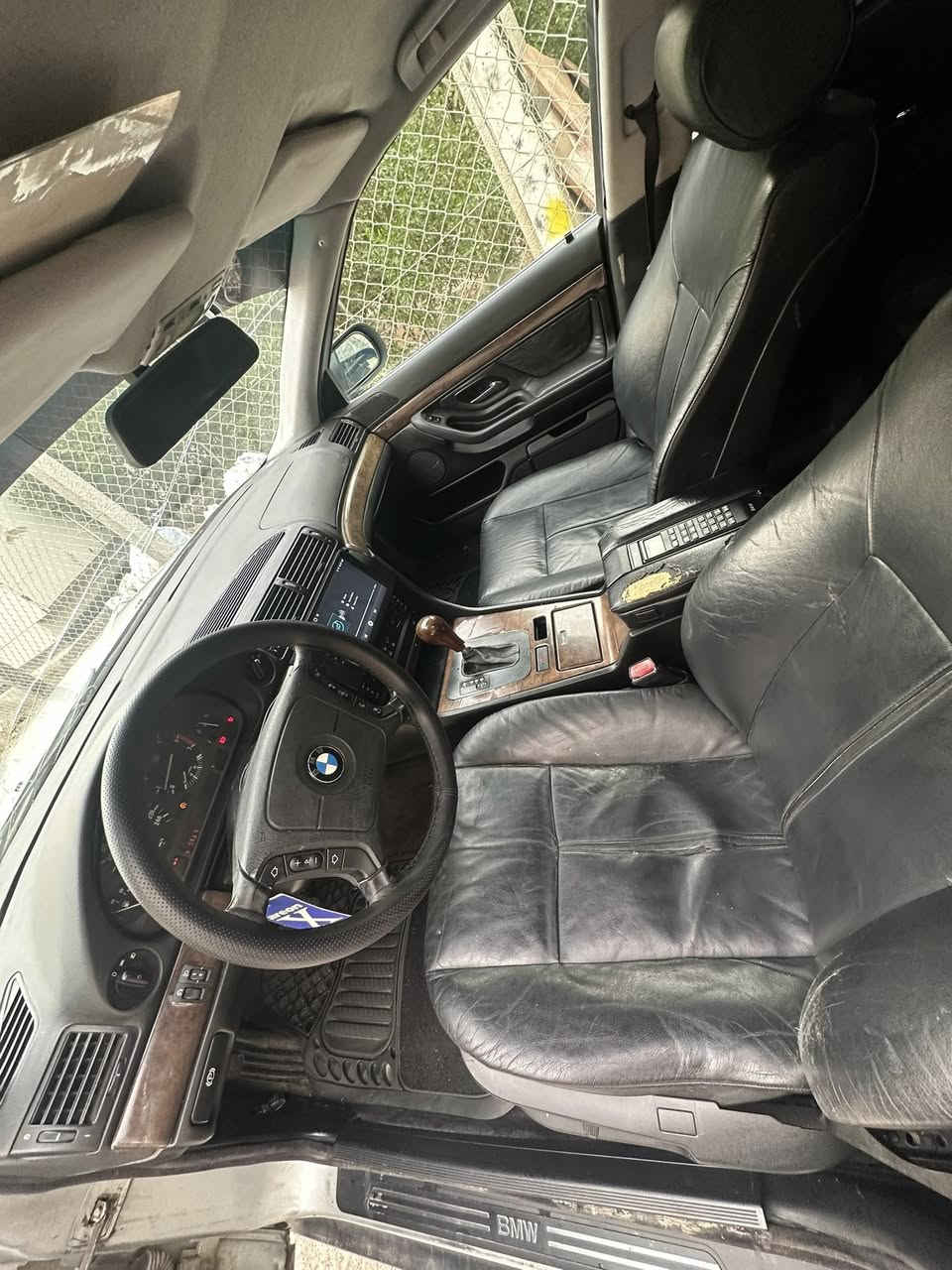 السلام عليكم 
للبيع BMW 1996محدثه2000

مكينه جديده 744 كير جديد  صدر امامي جديد جنطه شفط مري شفط وقلاب غرفه نضيفه رقم واسط بأسمي 
السعر 75وبيه مجال 
الرقم ***********
